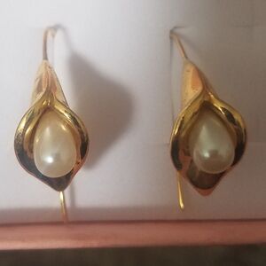 Gold and pearl earrings
